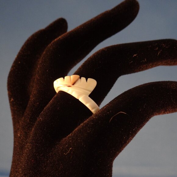 Vintage Shell Ring - Picture 2 of 2